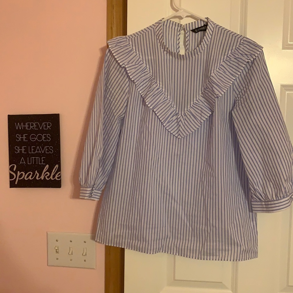 Adorable Express blouse with ruffle at collar💕